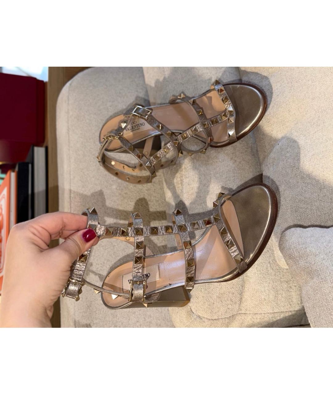 VALENTINO Золотые кожаные босоножки, фото 2