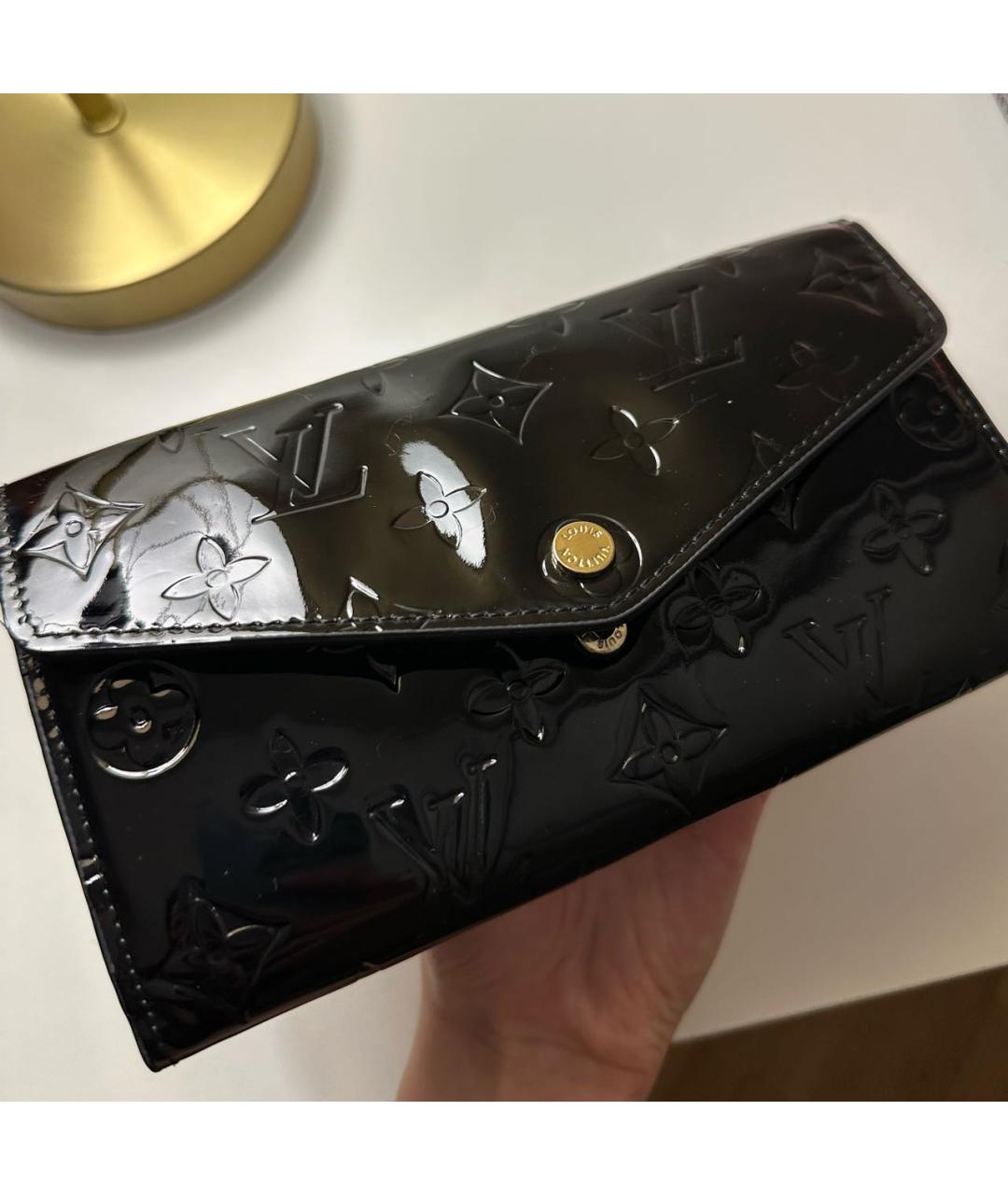 LOUIS VUITTON Черный кошелек из лакированной кожи, фото 8