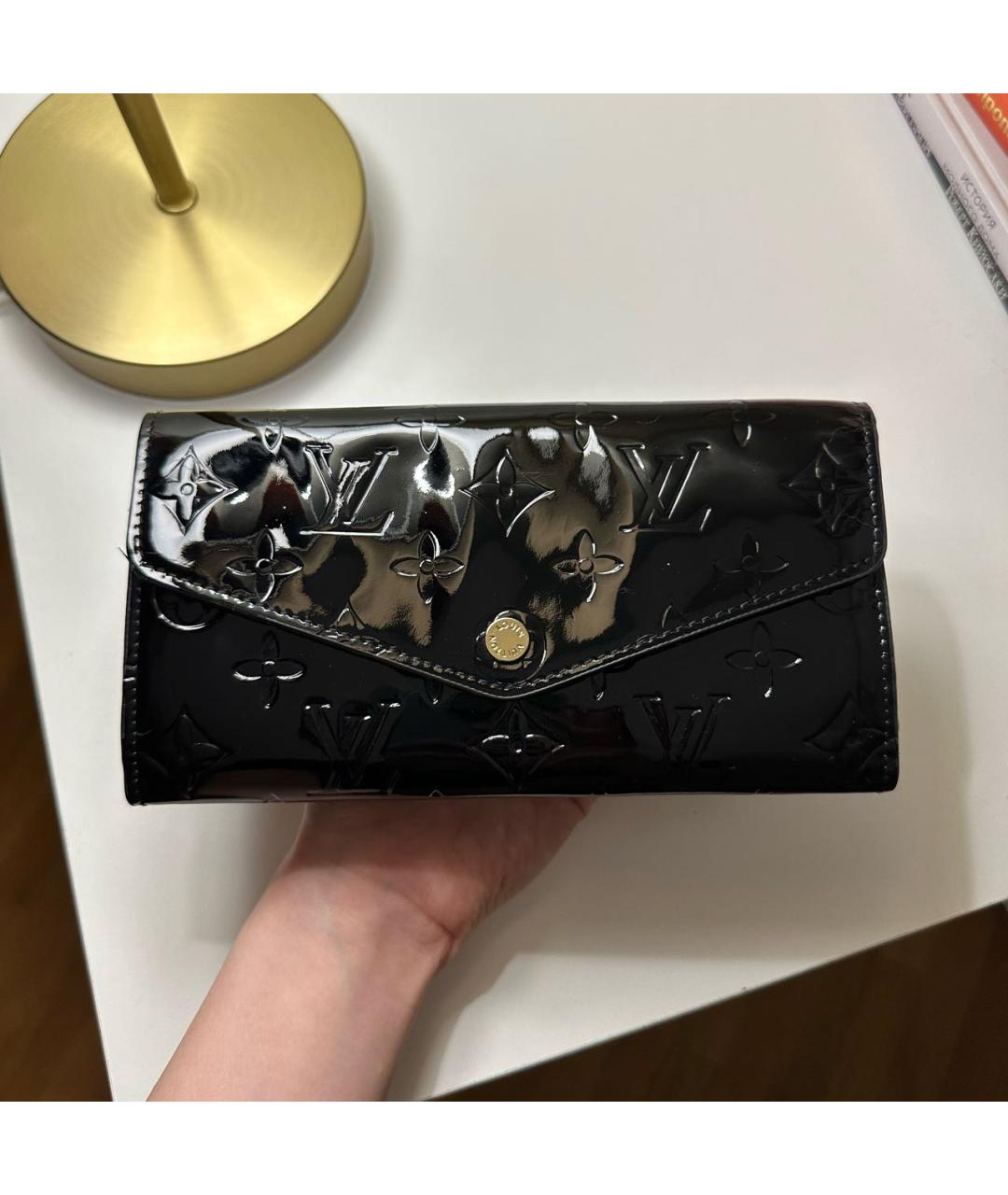 LOUIS VUITTON Черный кошелек из лакированной кожи, фото 9