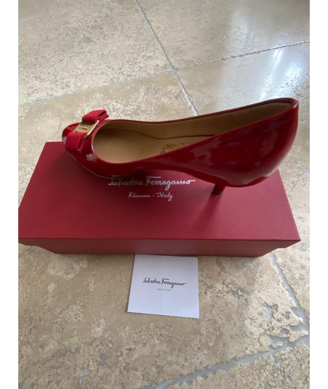 FERRAGAMO Бордовые туфли из лакированной кожи, фото 5