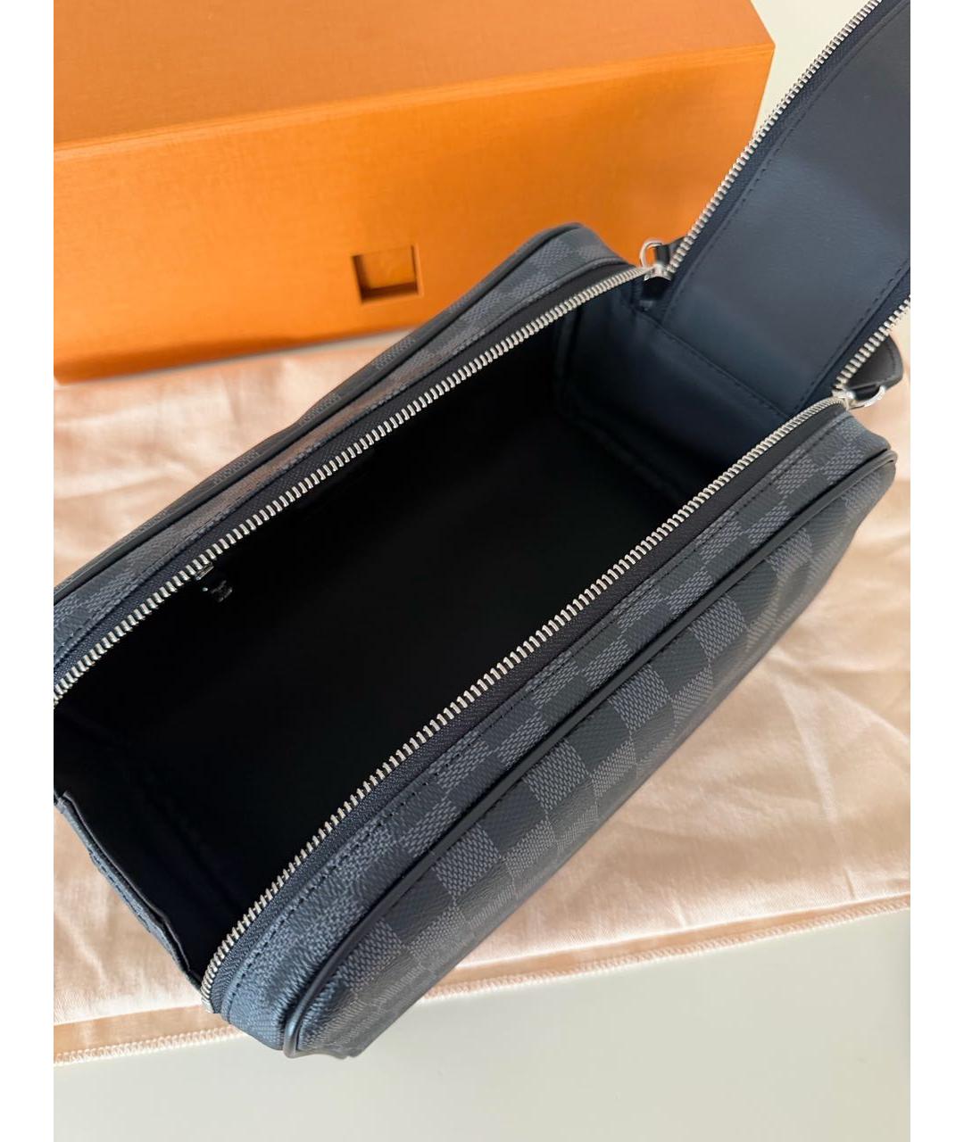 LOUIS VUITTON Черная косметичка, фото 6