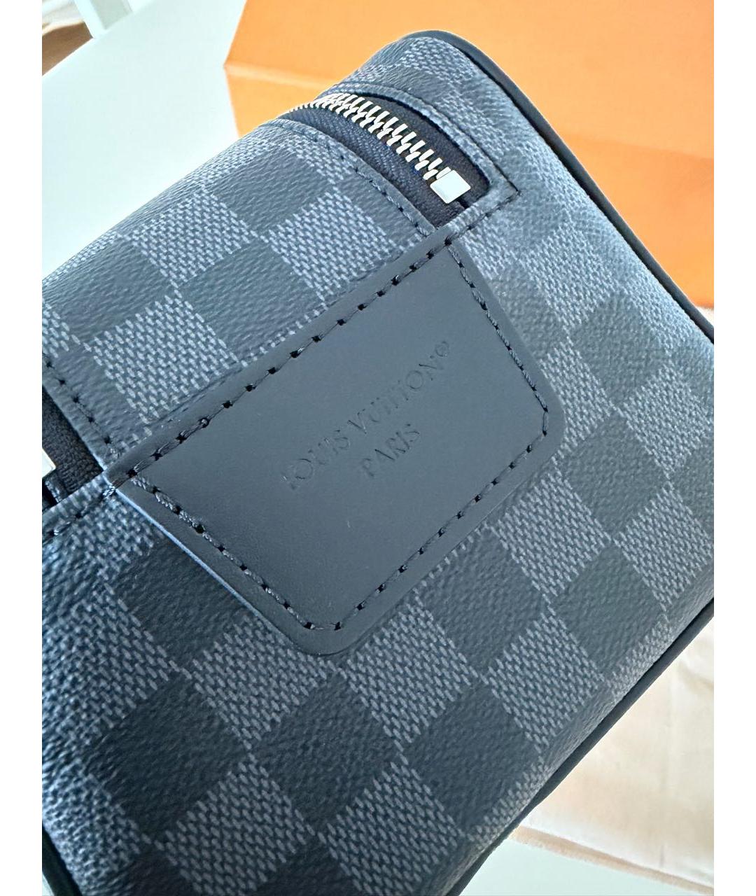 LOUIS VUITTON Черная косметичка, фото 4