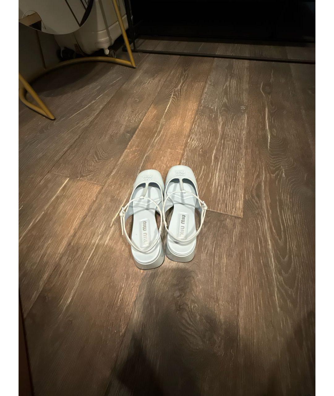 MIU MIU Голубые босоножки из лакированной кожи, фото 3