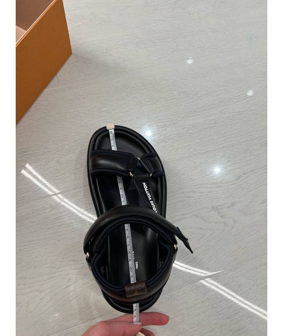 LOUIS VUITTON Черные кожаные сандалии, фото 2