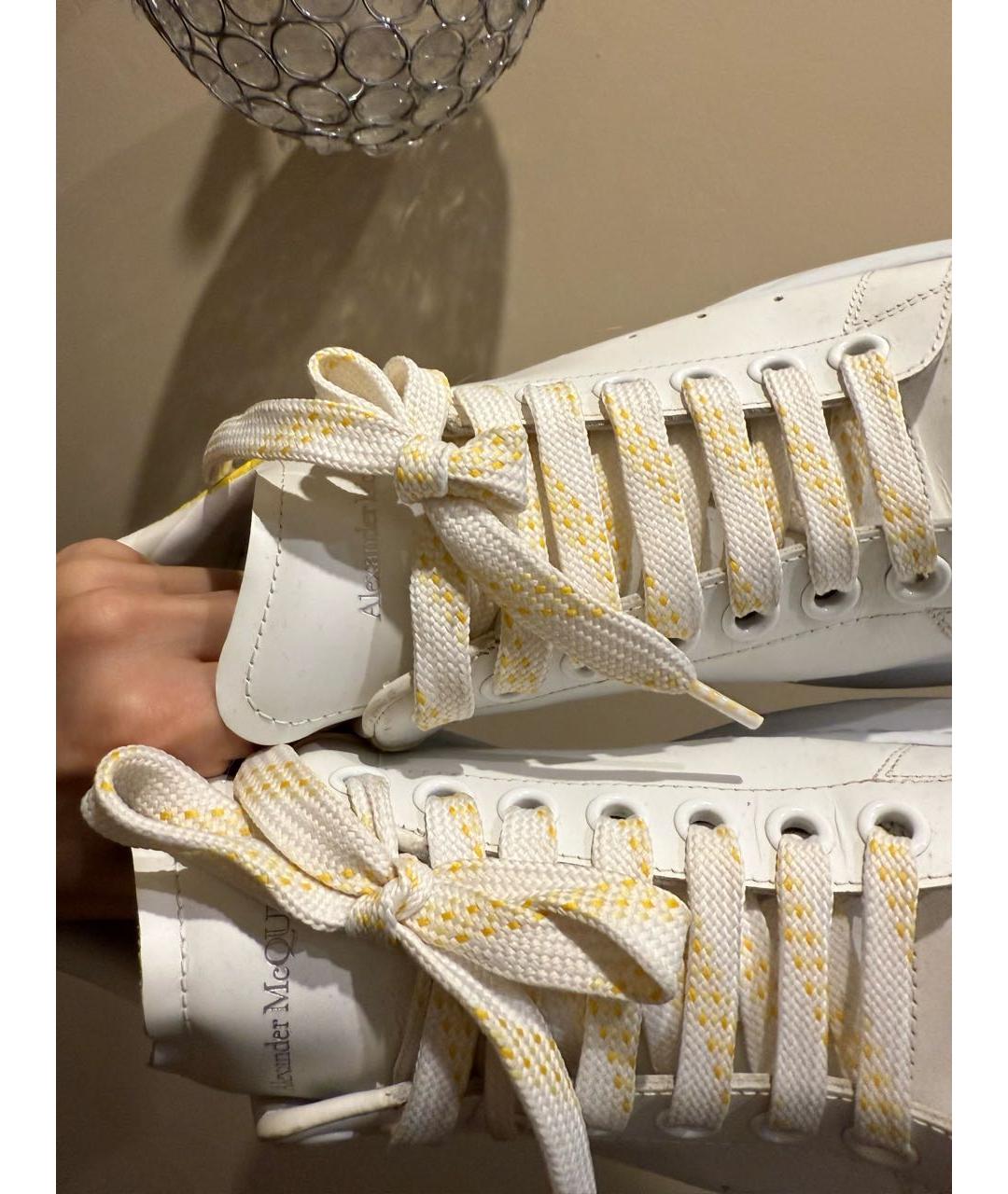 ALEXANDER MCQUEEN Белые кожаные кроссовки, фото 2