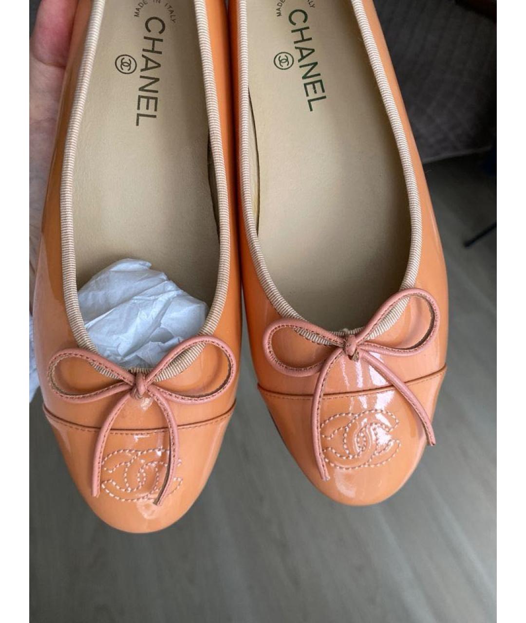 CHANEL Коралловые балетки из лакированной кожи, фото 2