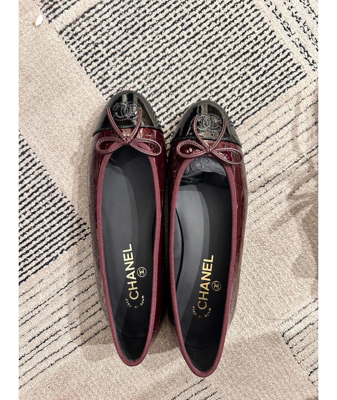 CHANEL Бордовые балетки из лакированной кожи, фото 2