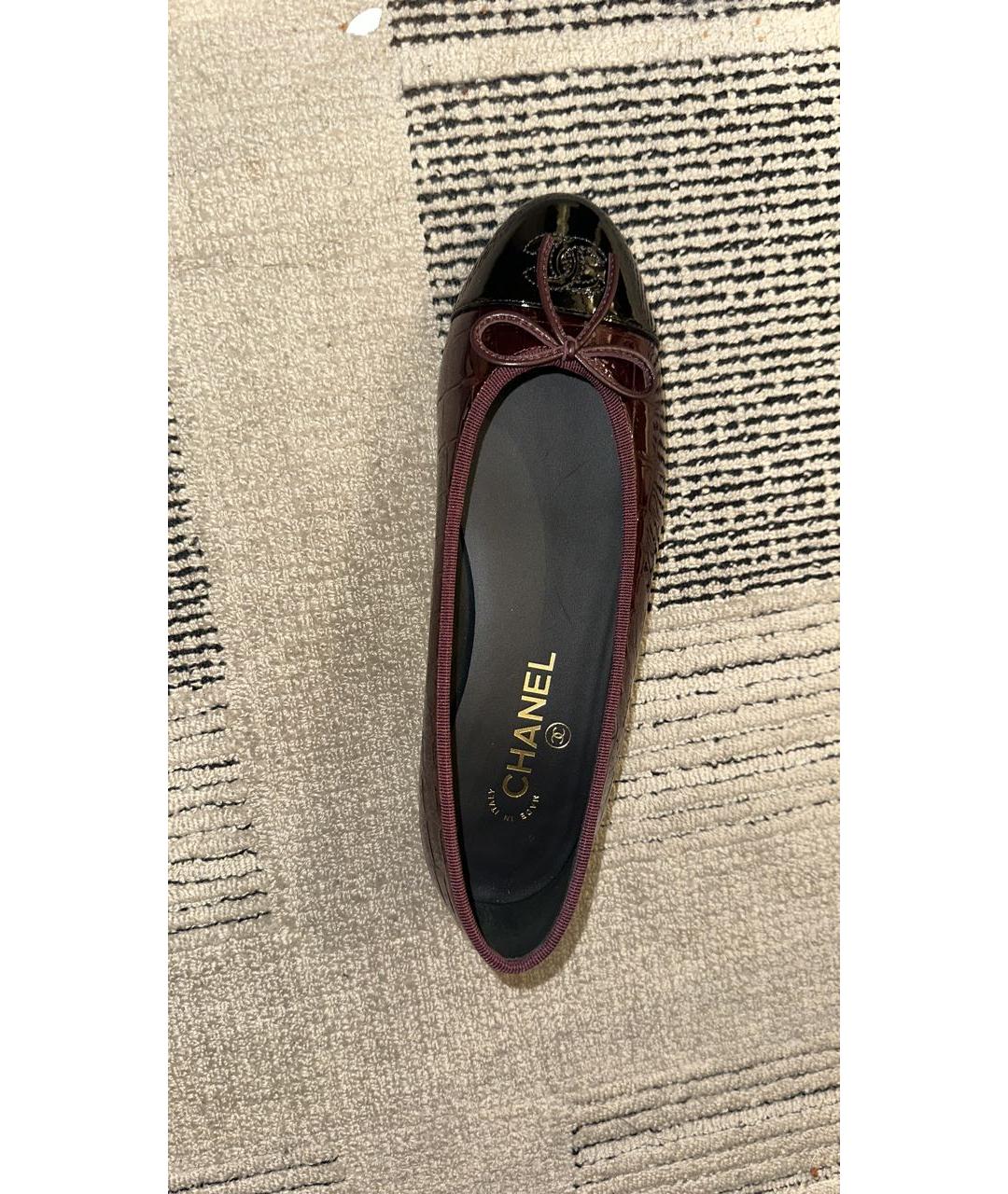 CHANEL Бордовые балетки из лакированной кожи, фото 4