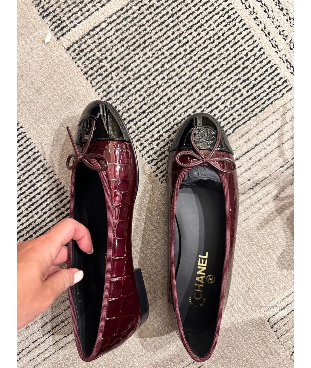 CHANEL Бордовые балетки из лакированной кожи, фото 3