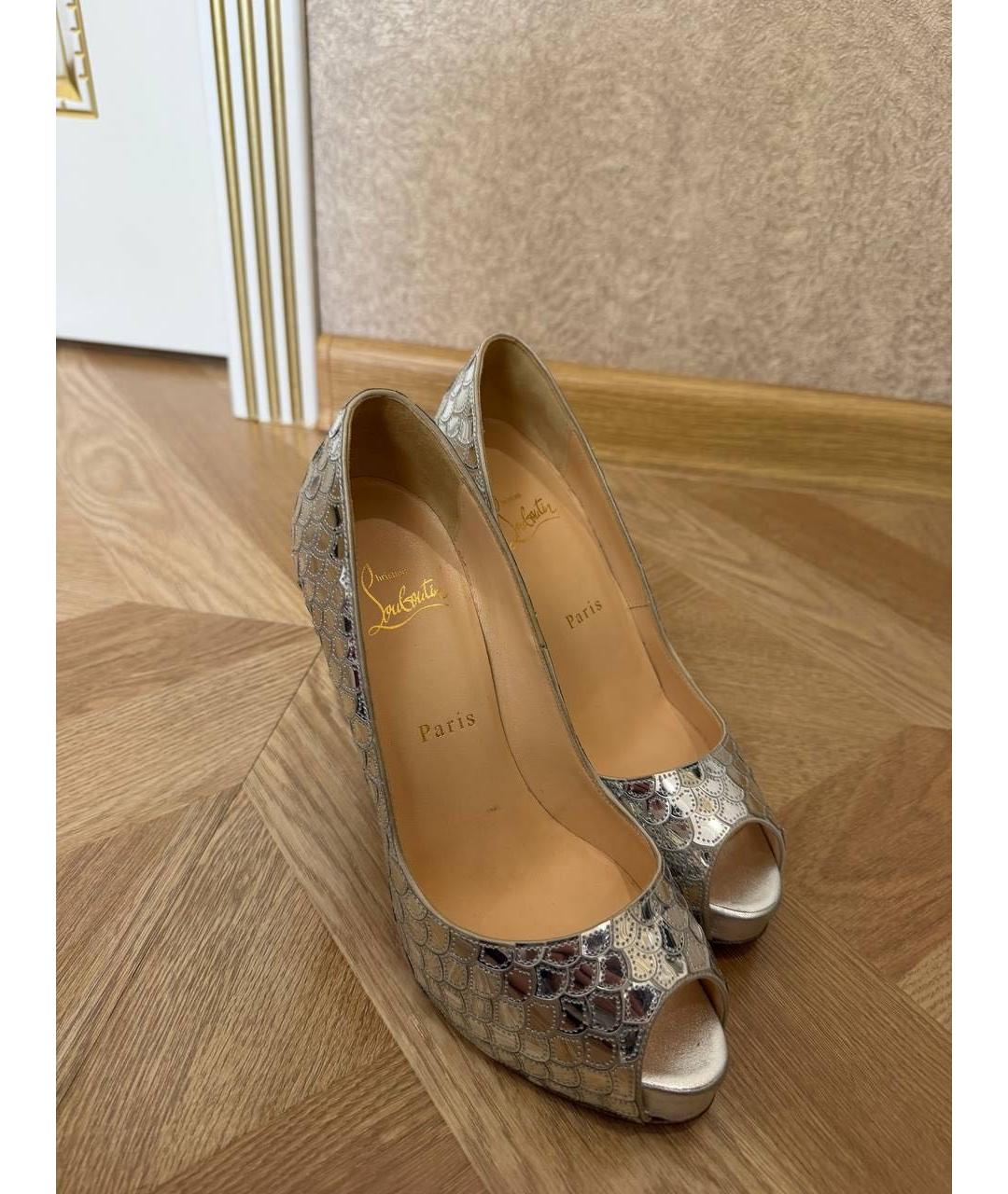 CHRISTIAN LOUBOUTIN Серебряные туфли из лакированной кожи, фото 2