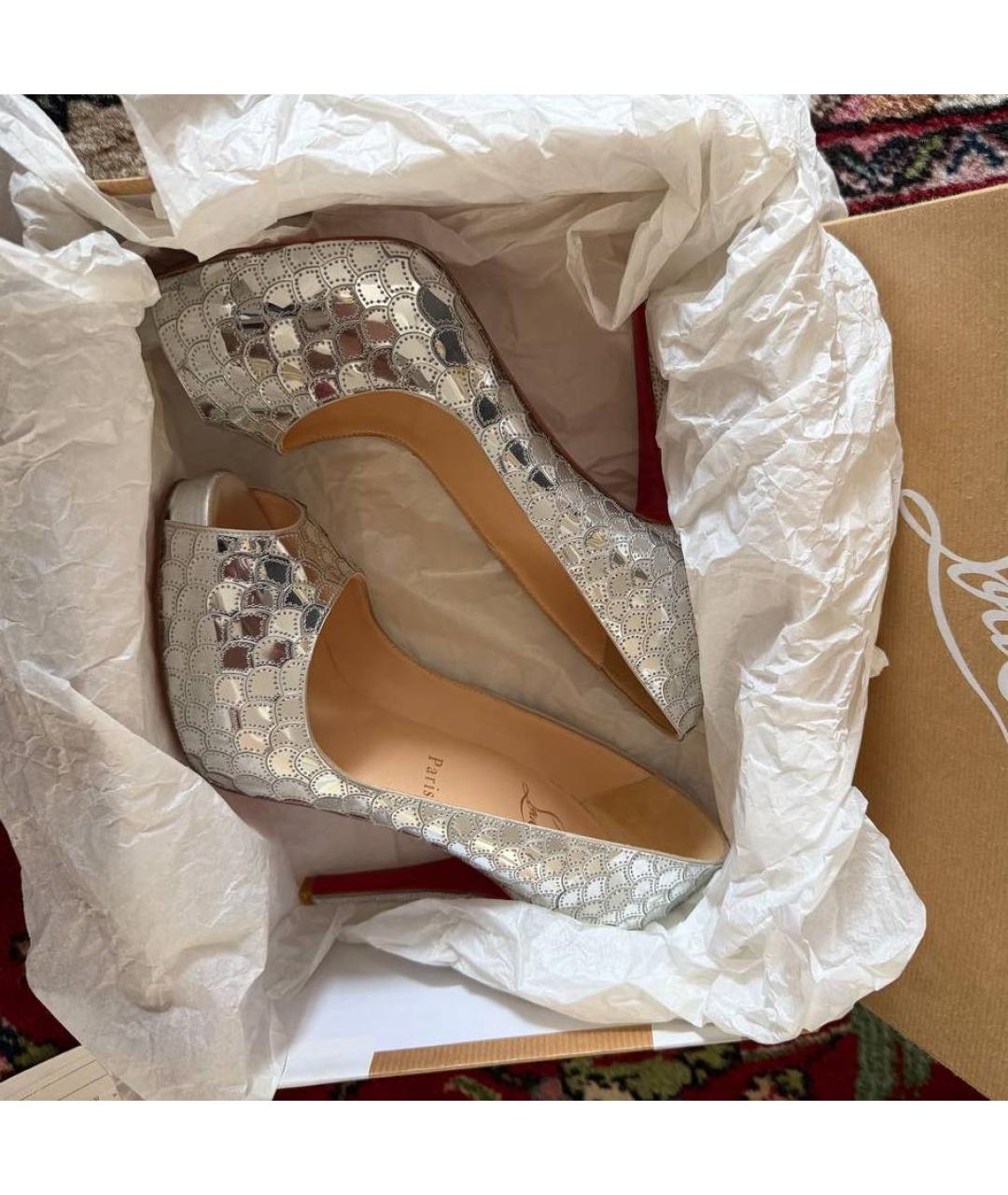 CHRISTIAN LOUBOUTIN Серебряные туфли из лакированной кожи, фото 3