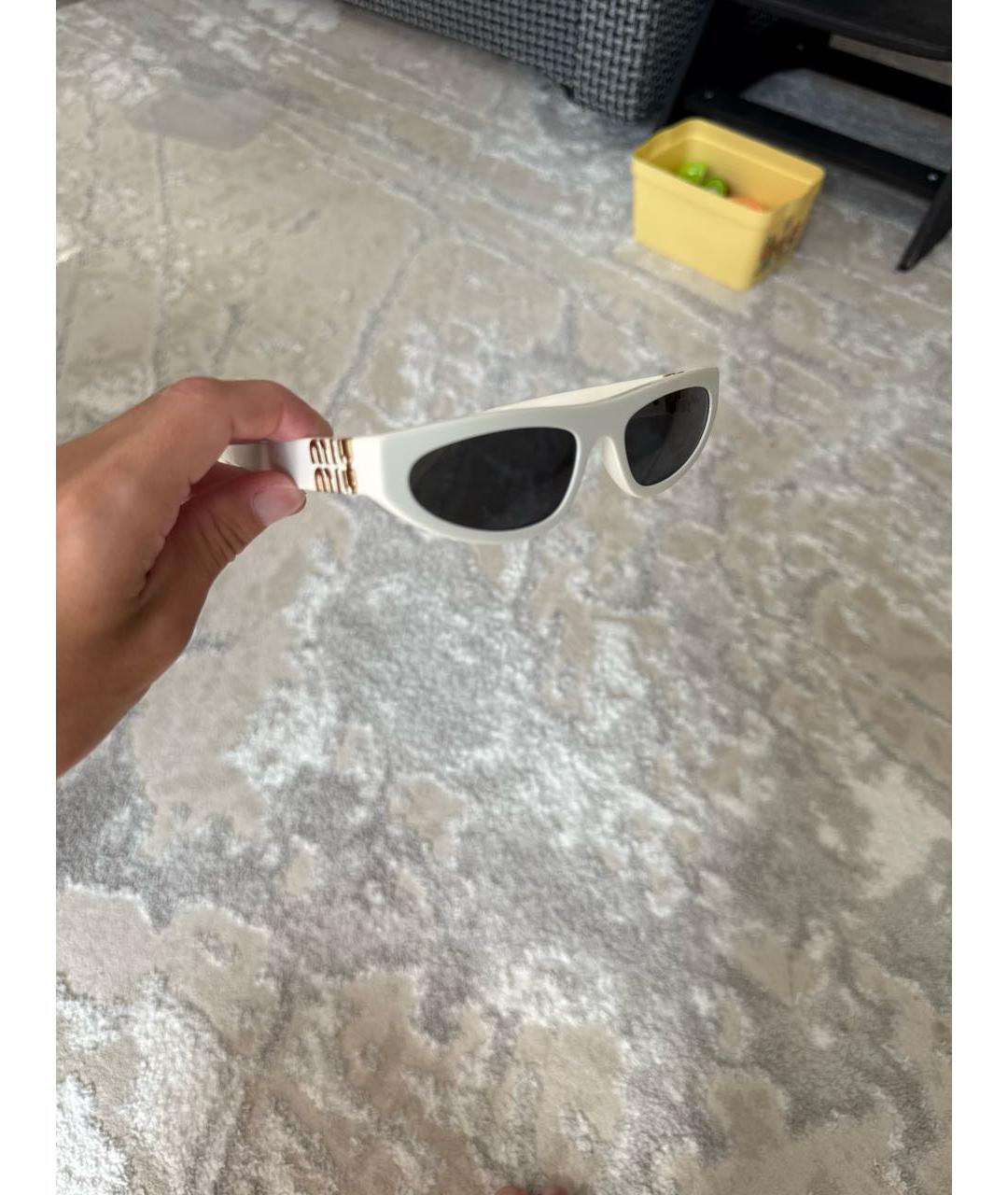MIU MIU Белые пластиковые солнцезащитные очки, фото 2