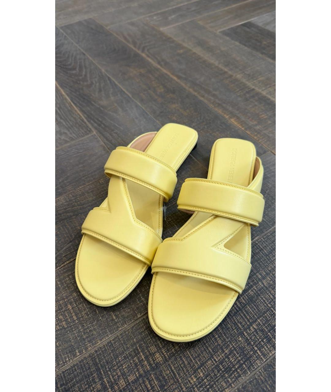 BOTTEGA VENETA Желтые кожаные шлепанцы, фото 3