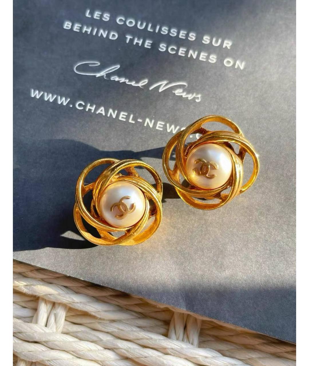 CHANEL Белые жемчужные клипсы, фото 6