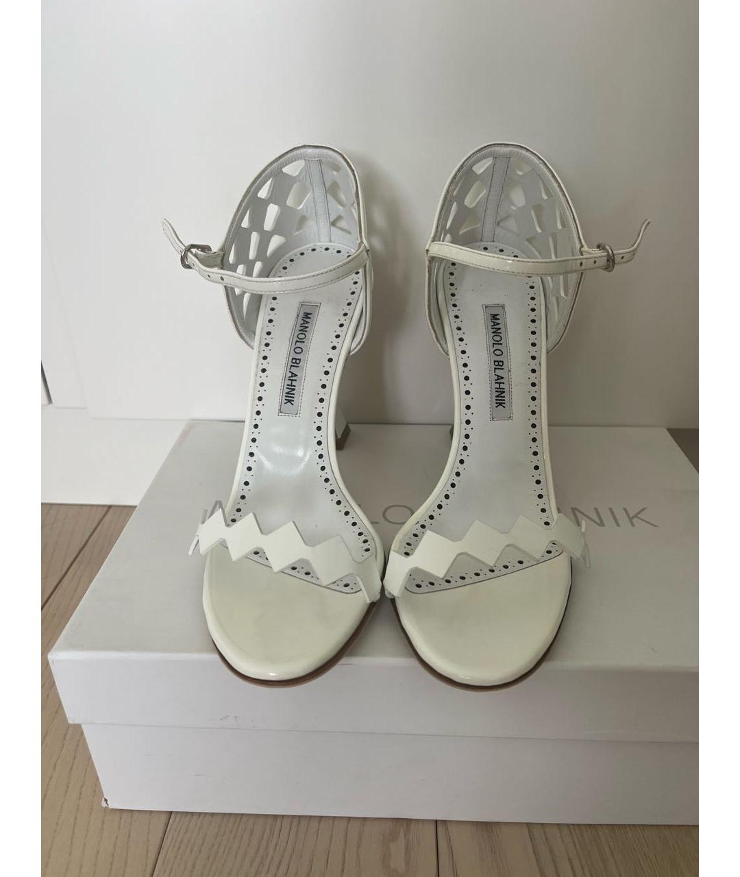 MANOLO BLAHNIK Белые босоножки из лакированной кожи, фото 2