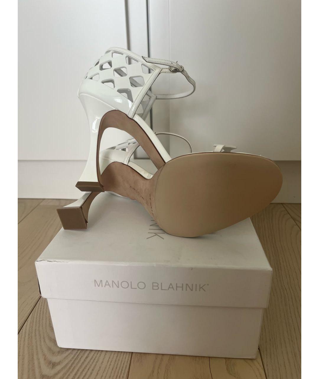 MANOLO BLAHNIK Белые босоножки из лакированной кожи, фото 6