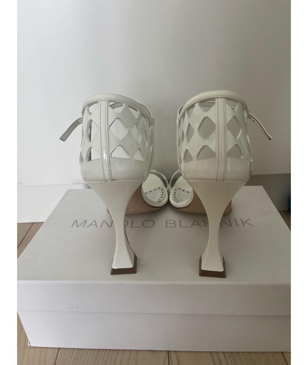 MANOLO BLAHNIK Белые босоножки из лакированной кожи, фото 5