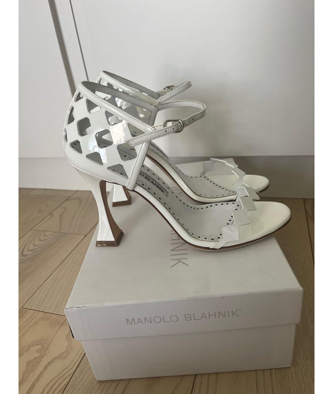 MANOLO BLAHNIK Белые босоножки из лакированной кожи, фото 8