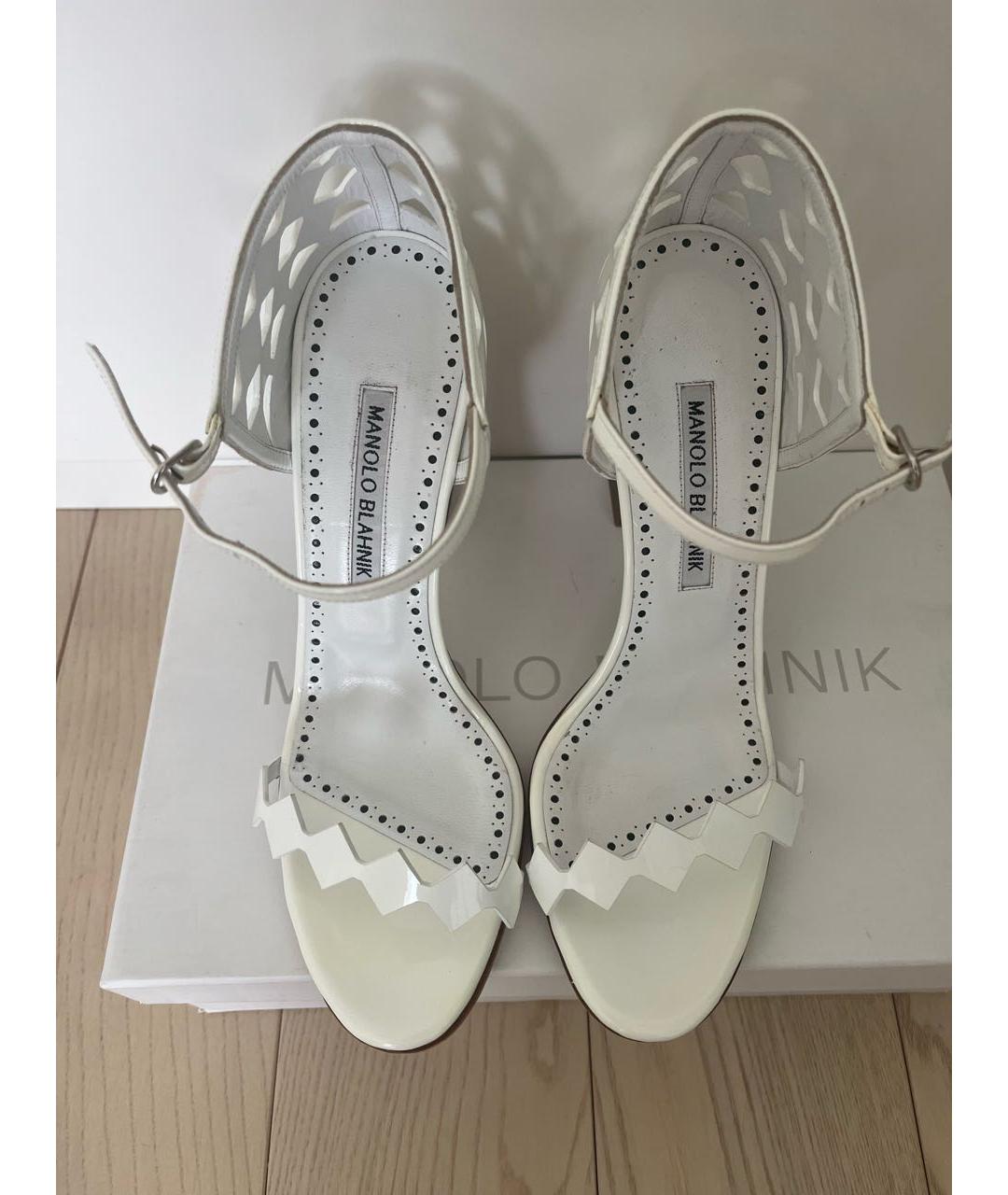MANOLO BLAHNIK Белые босоножки из лакированной кожи, фото 4