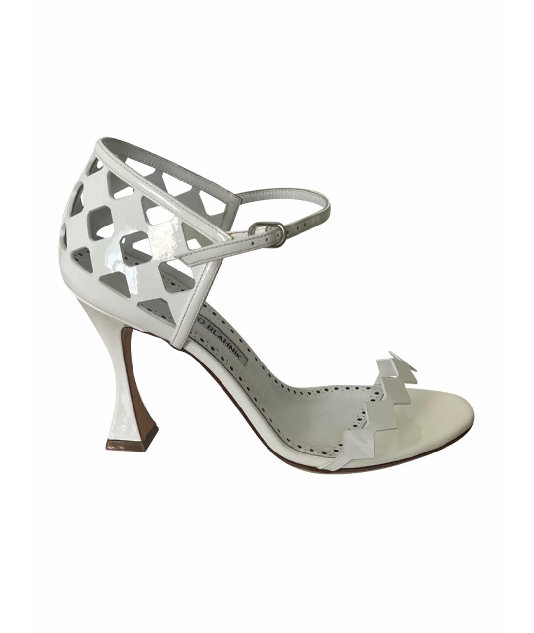 MANOLO BLAHNIK Белые босоножки из лакированной кожи, фото 1