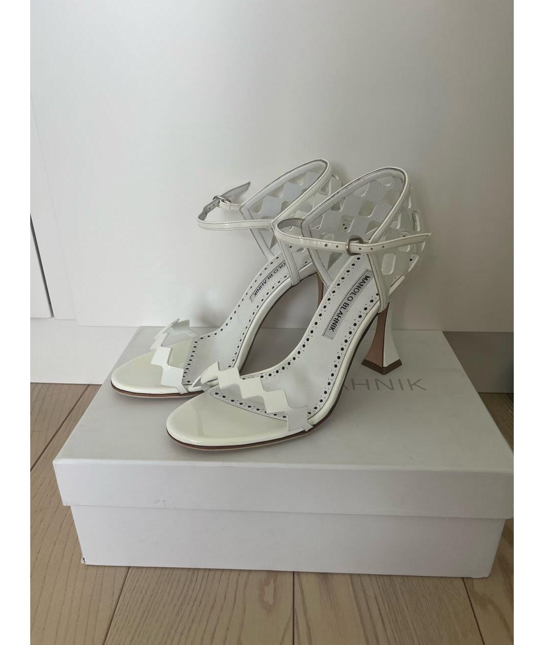 MANOLO BLAHNIK Белые босоножки из лакированной кожи, фото 3