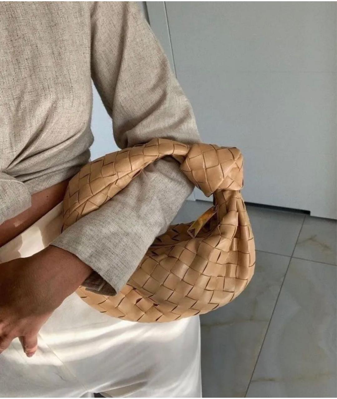 BOTTEGA VENETA Бежевая кожаная сумка с короткими ручками, фото 6
