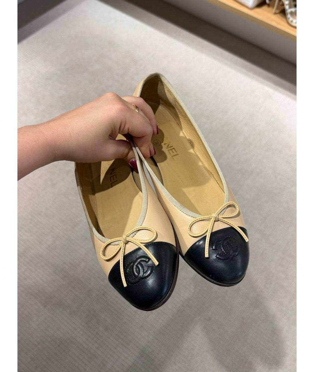 CHANEL Бежевые кожаные балетки, фото 3