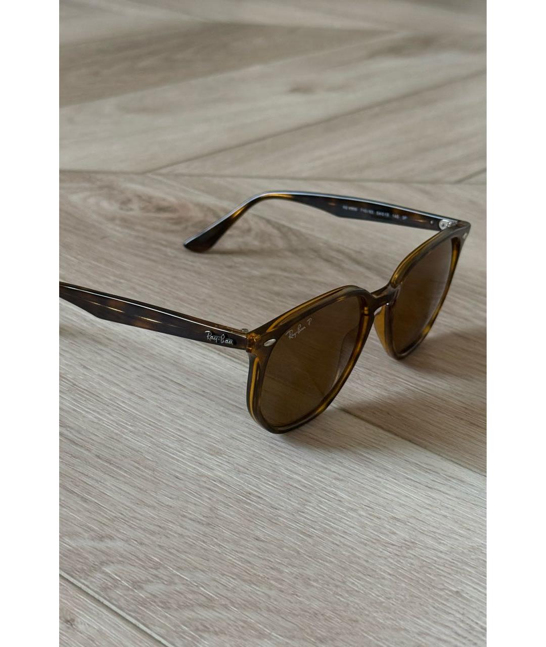 RAY BAN Коричневые пластиковые солнцезащитные очки, фото 2