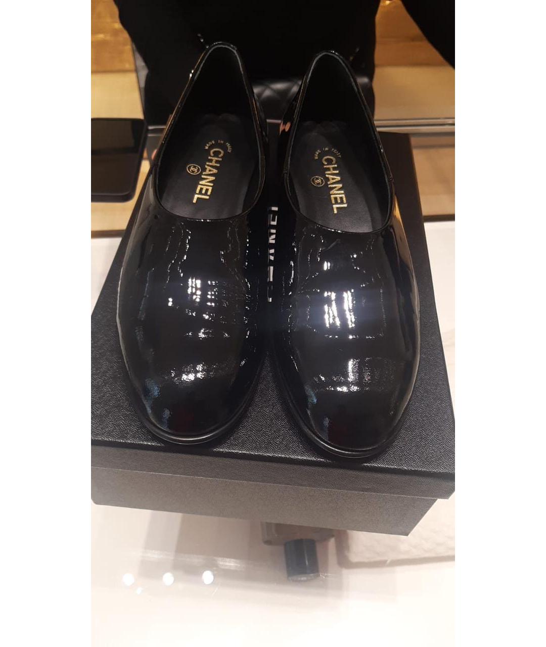 CHANEL Черные лоферы из лакированной кожи, фото 2