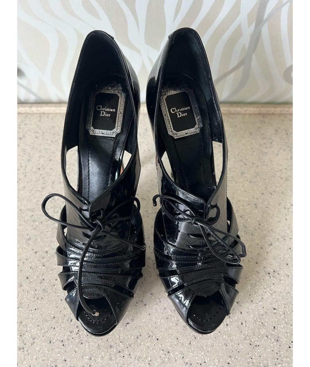 CHRISTIAN DIOR Черные босоножки из лакированной кожи, фото 2