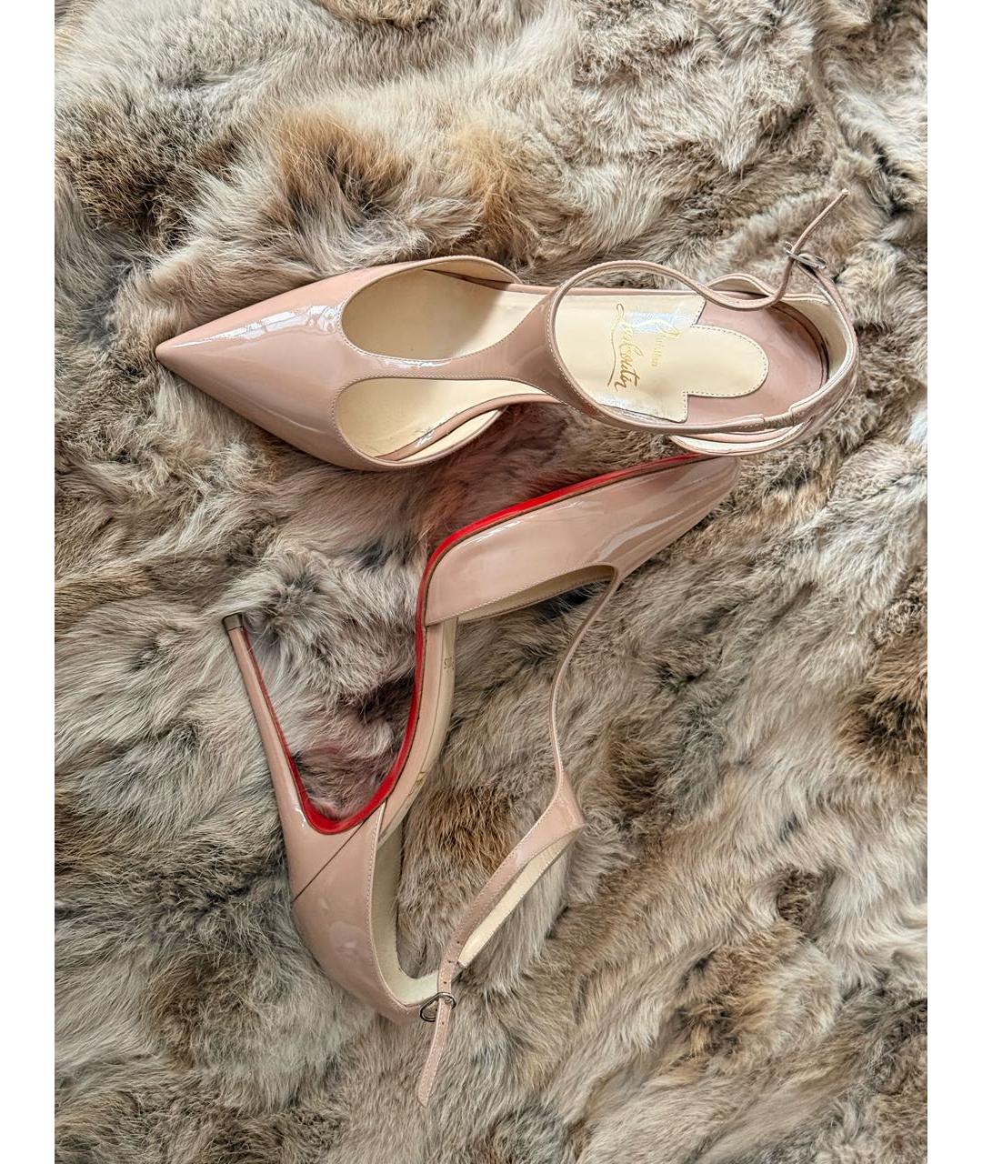 CHRISTIAN LOUBOUTIN Бежевые босоножки из лакированной кожи, фото 9