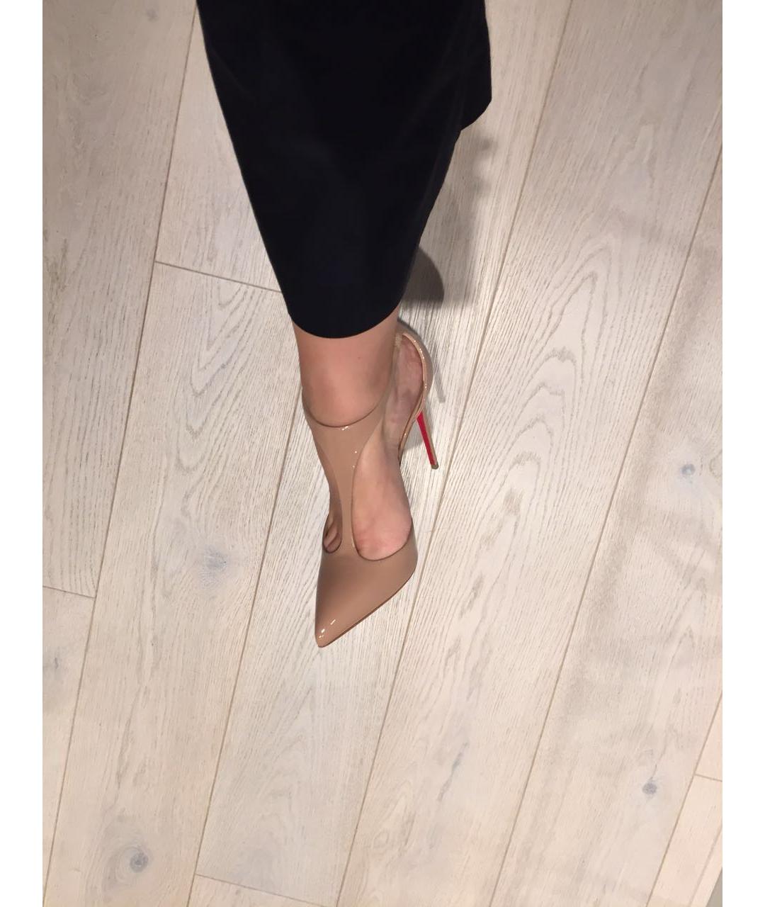 CHRISTIAN LOUBOUTIN Бежевые босоножки из лакированной кожи, фото 8