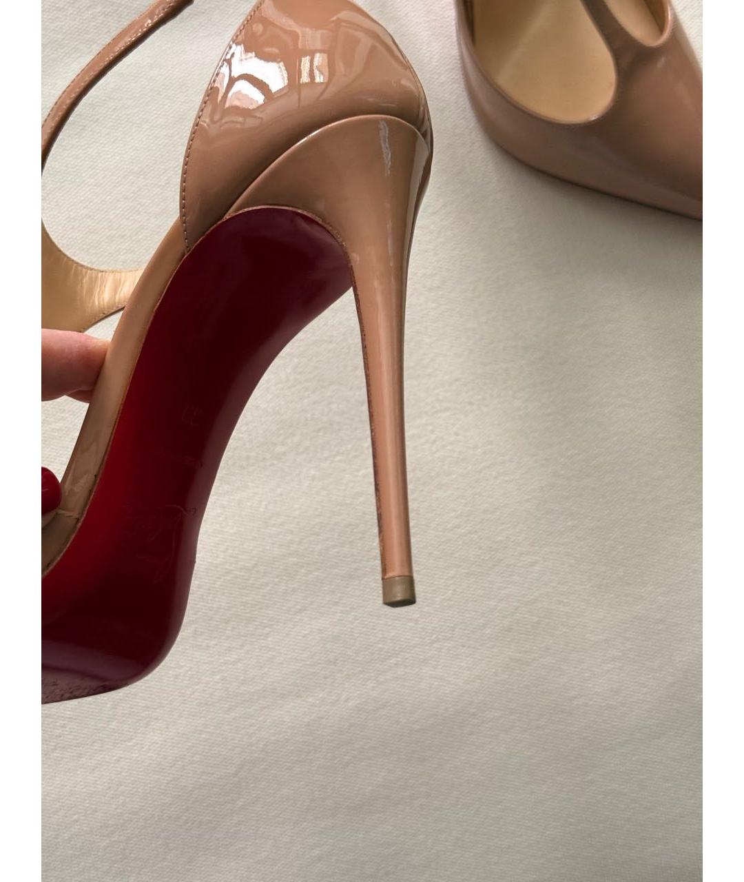CHRISTIAN LOUBOUTIN Бежевые босоножки из лакированной кожи, фото 4