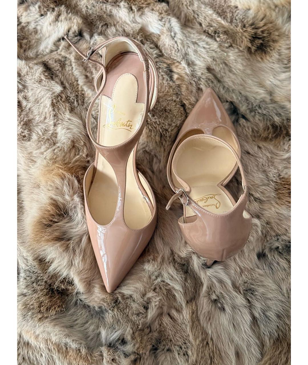 CHRISTIAN LOUBOUTIN Бежевые босоножки из лакированной кожи, фото 6