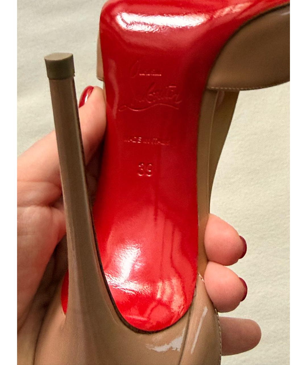 CHRISTIAN LOUBOUTIN Бежевые босоножки из лакированной кожи, фото 5