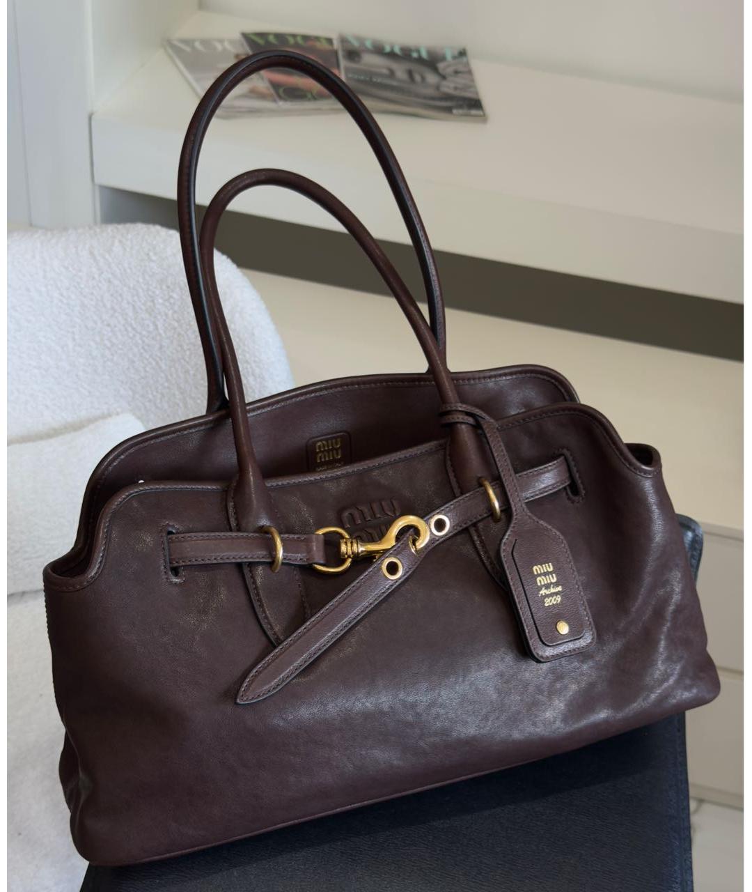 MIU MIU Коричневая кожаная сумка с короткими ручками, фото 4