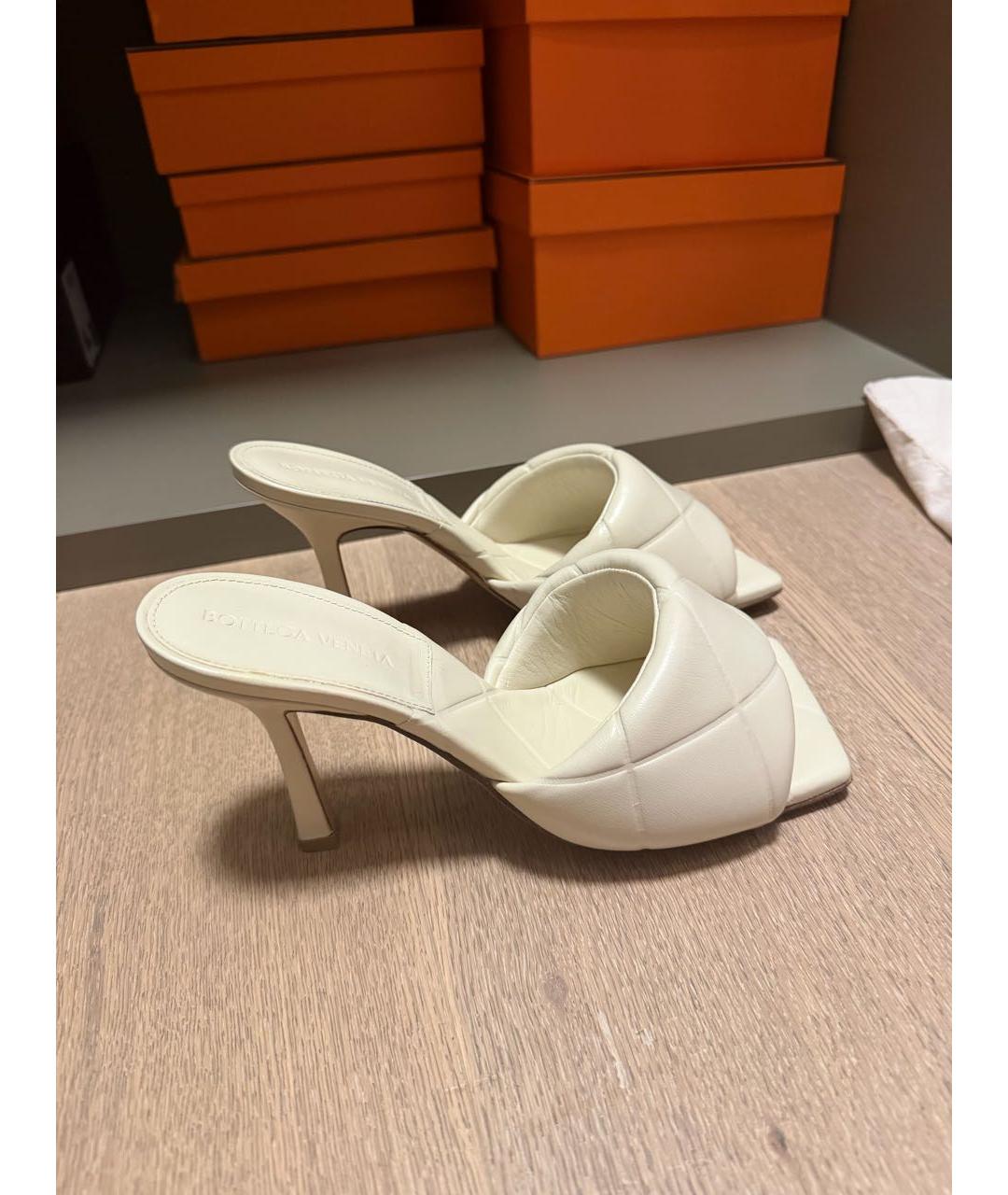 BOTTEGA VENETA Бежевые кожаные мюли, фото 3