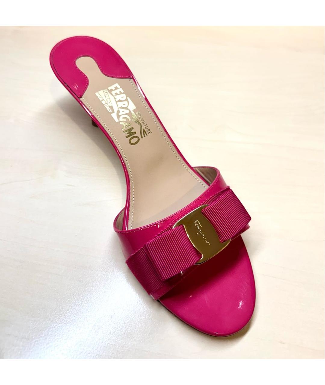 FERRAGAMO Розовые мюли из лакированной кожи, фото 5