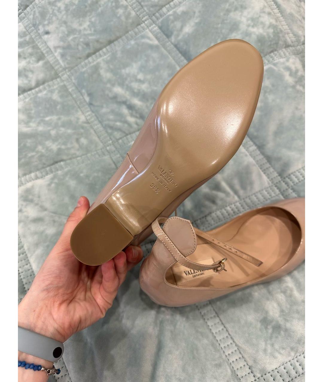 VALENTINO Бежевые туфли из лакированной кожи, фото 5
