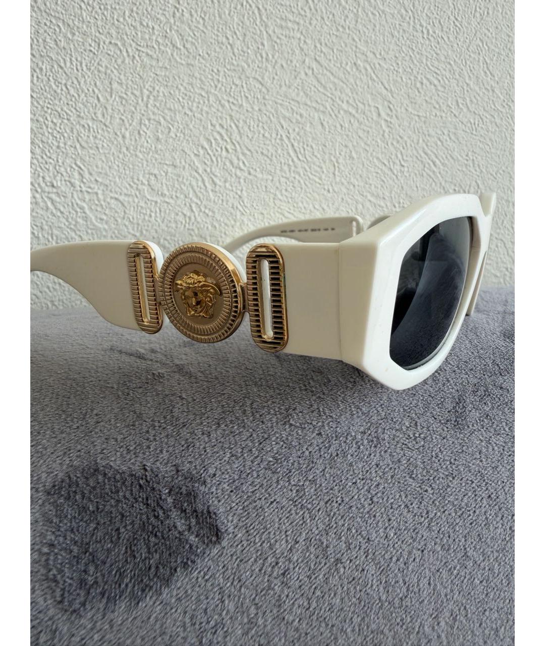 VERSACE Белые пластиковые солнцезащитные очки, фото 3