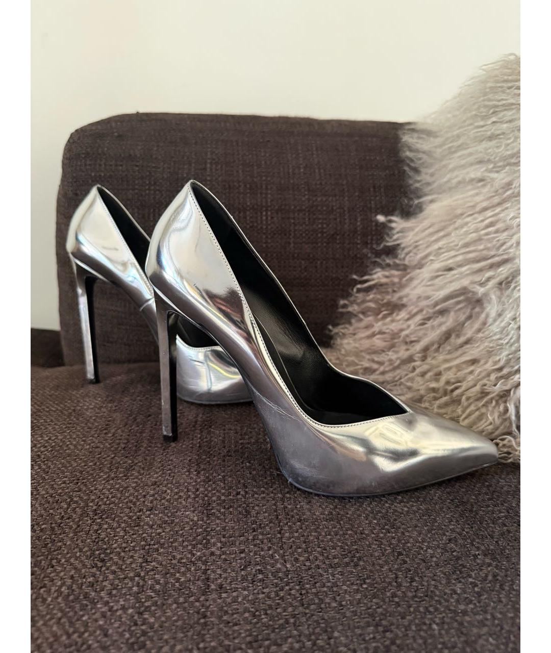 SAINT LAURENT Серебряные туфли из лакированной кожи, фото 2