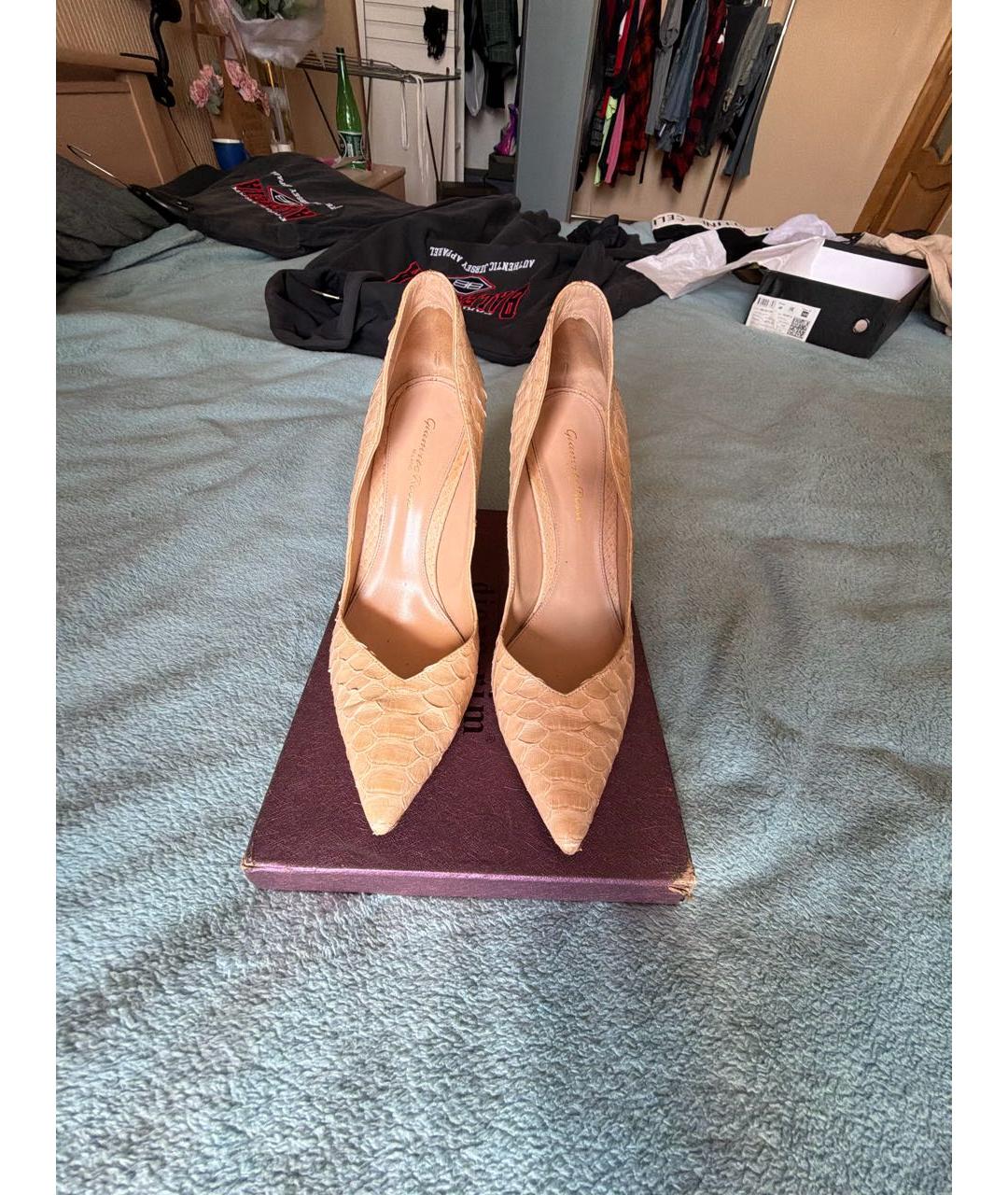 GIANVITO ROSSI Бежевые туфли из экзотической кожи, фото 2