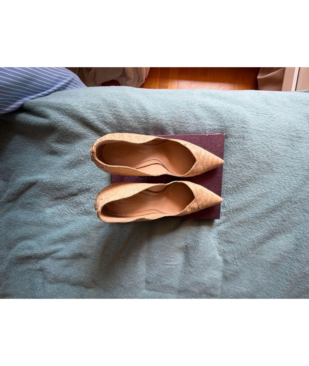 GIANVITO ROSSI Бежевые туфли из экзотической кожи, фото 3