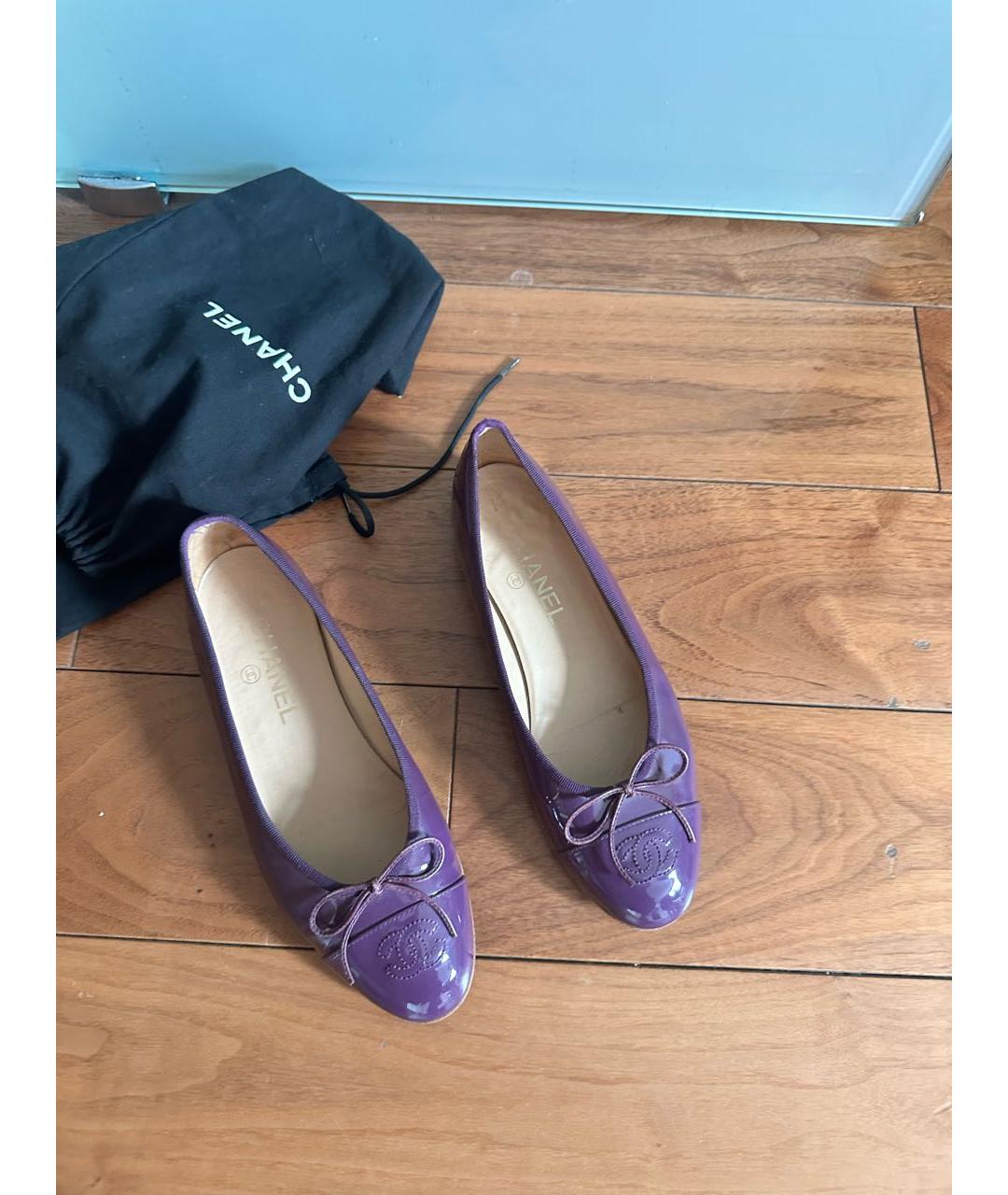CHANEL Фиолетовые балетки из лакированной кожи, фото 2