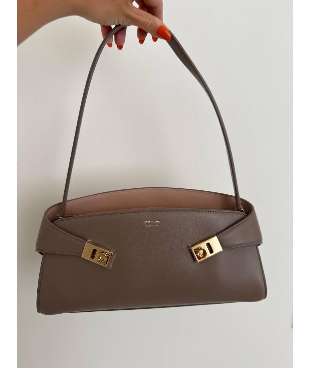 FERRAGAMO Бежевая кожаная сумка через плечо, фото 2