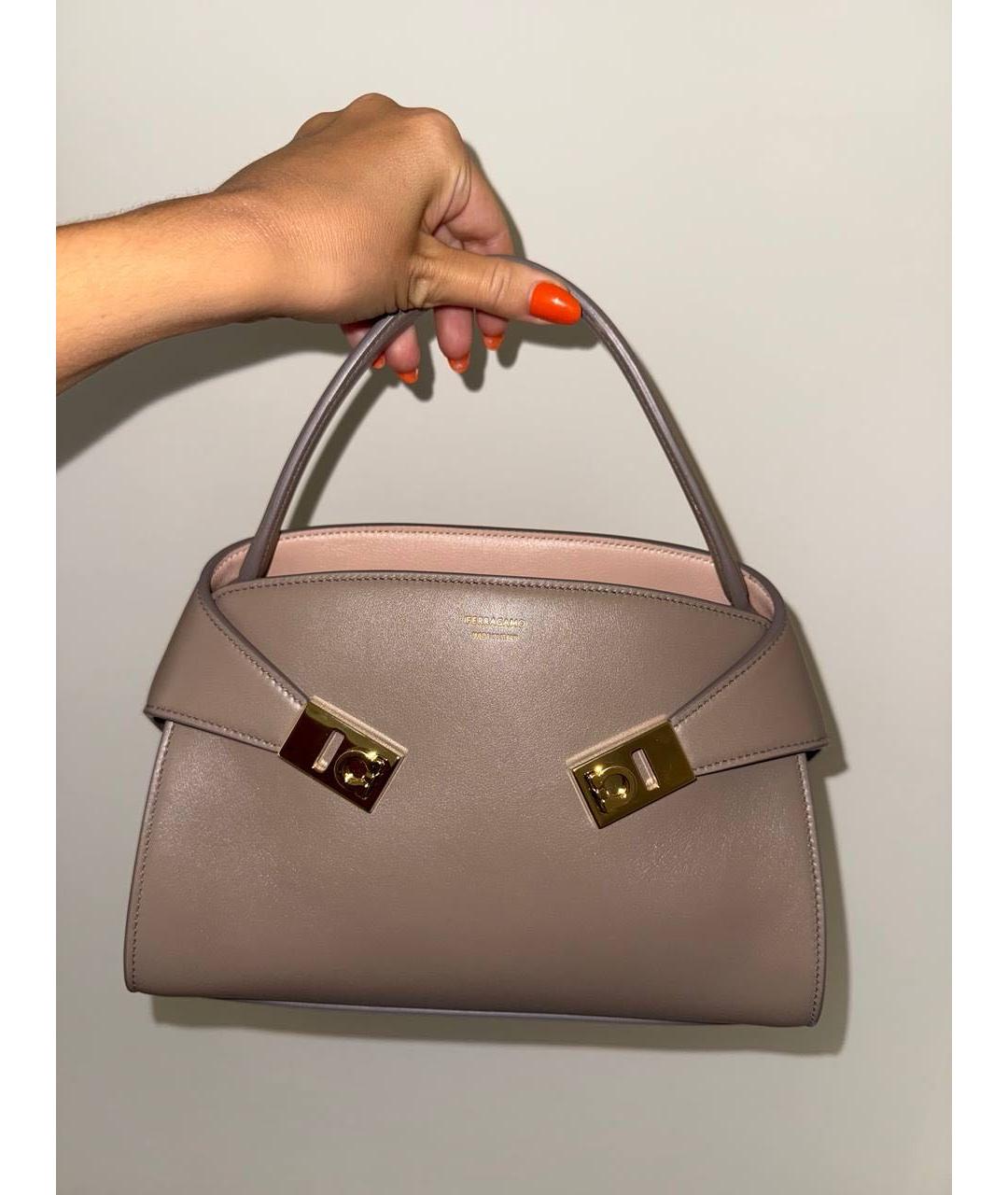 FERRAGAMO Бежевая кожаная сумка через плечо, фото 8