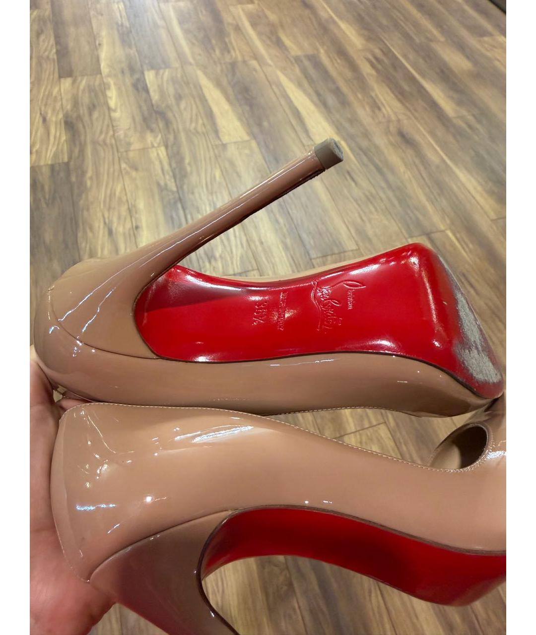CHRISTIAN LOUBOUTIN Бежевые туфли из лакированной кожи, фото 7