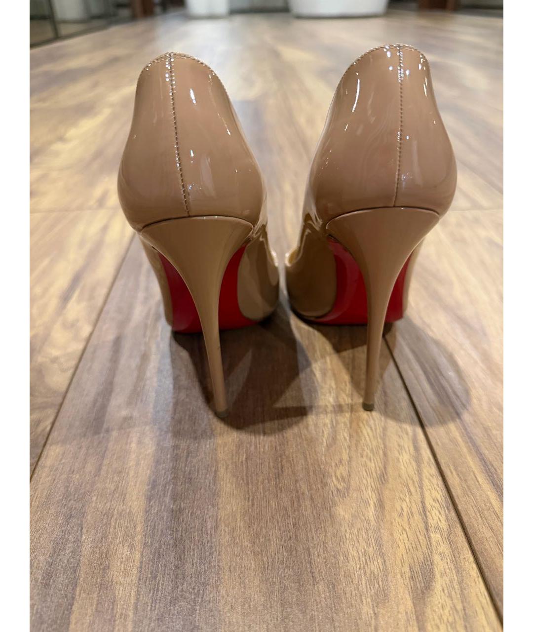 CHRISTIAN LOUBOUTIN Бежевые туфли из лакированной кожи, фото 4