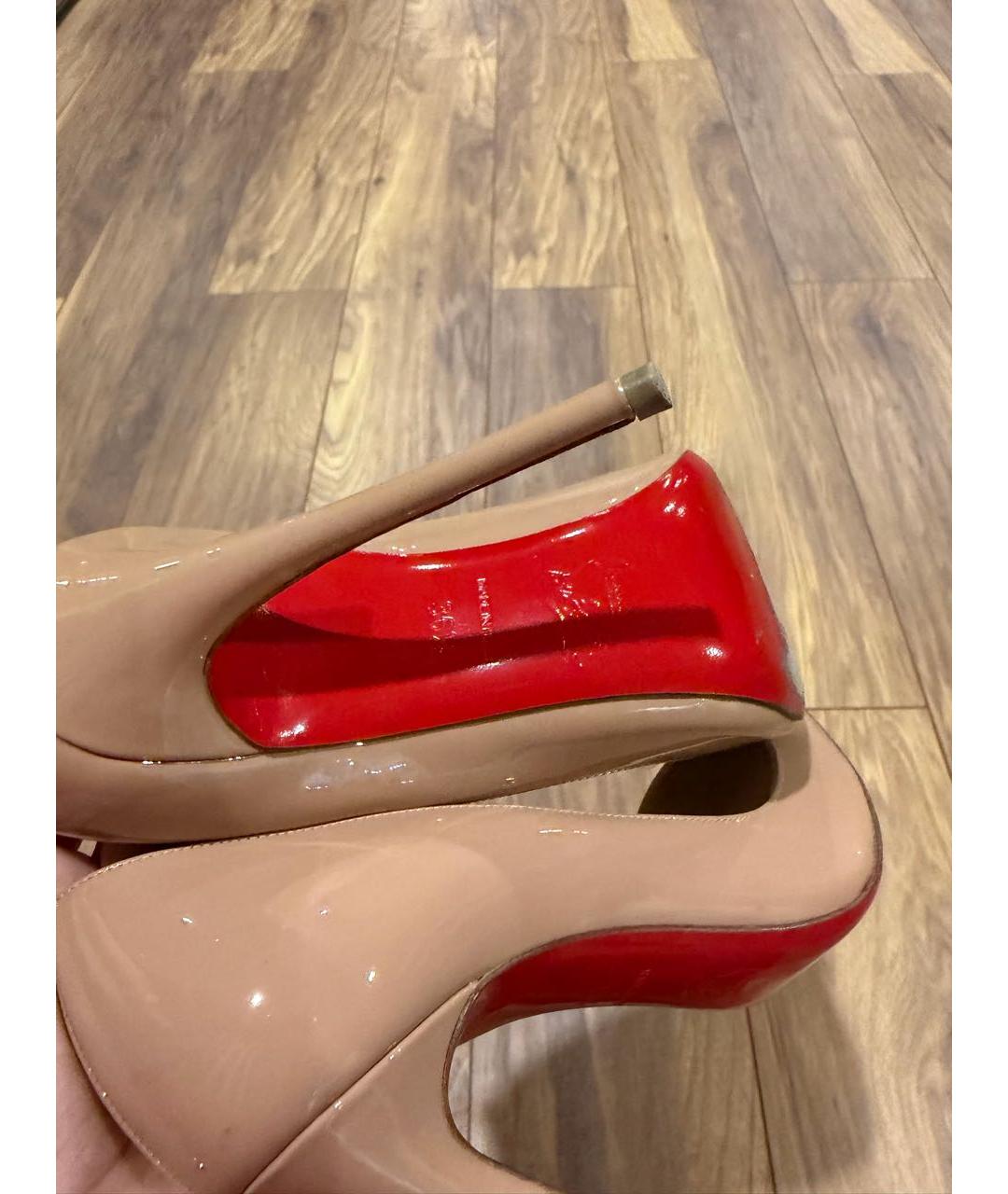 CHRISTIAN LOUBOUTIN Бежевые туфли из лакированной кожи, фото 6