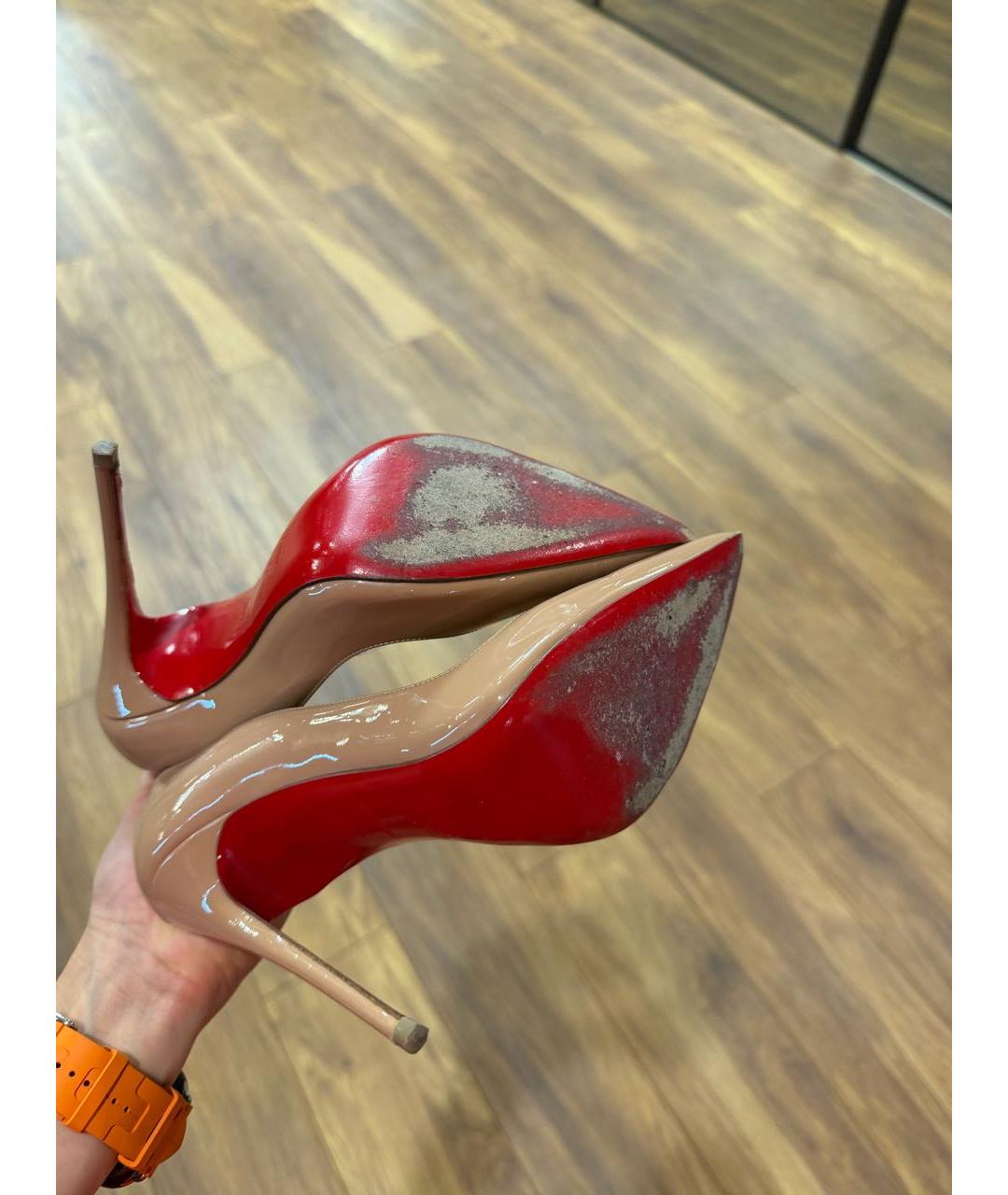 CHRISTIAN LOUBOUTIN Бежевые туфли из лакированной кожи, фото 8